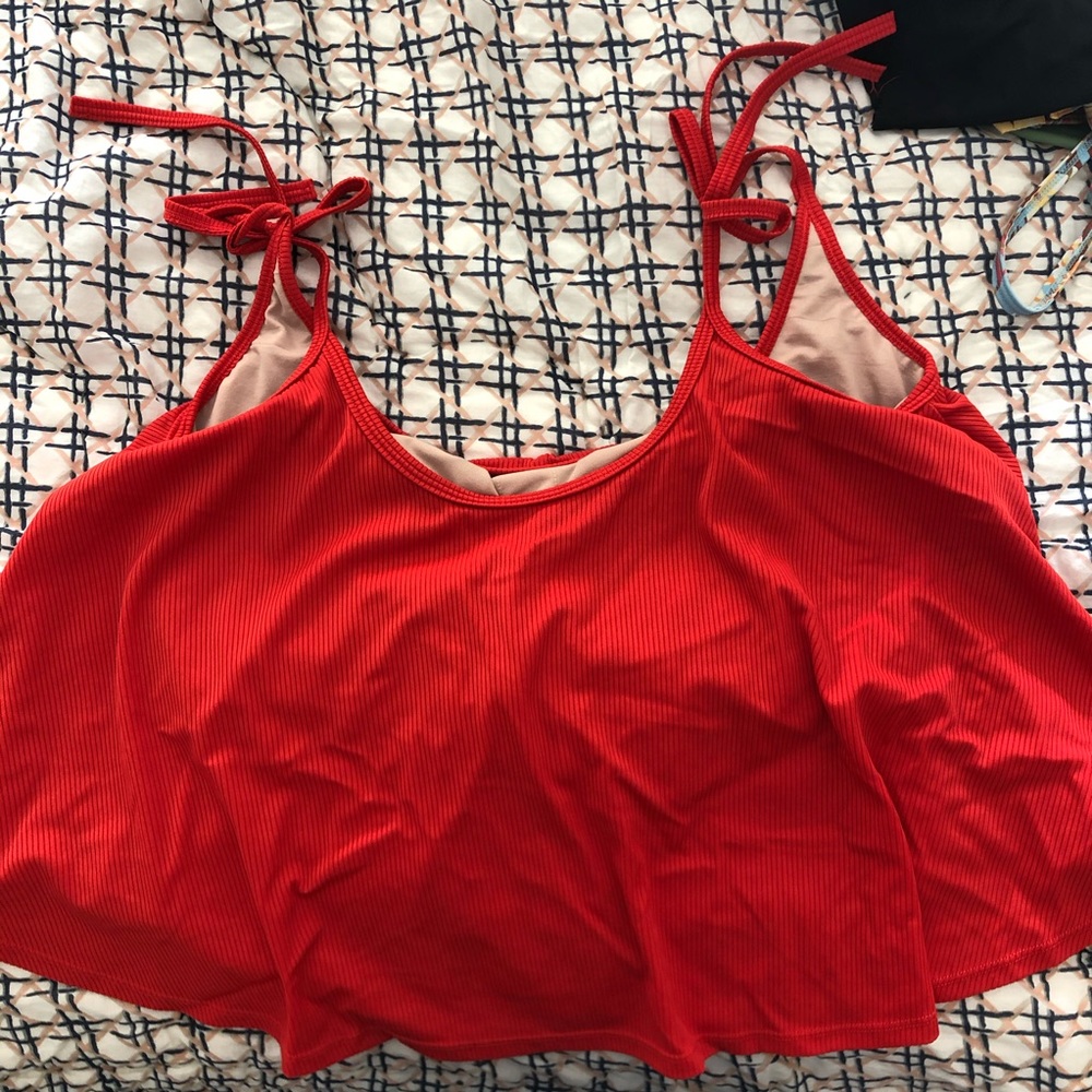 Ribbed red swing top